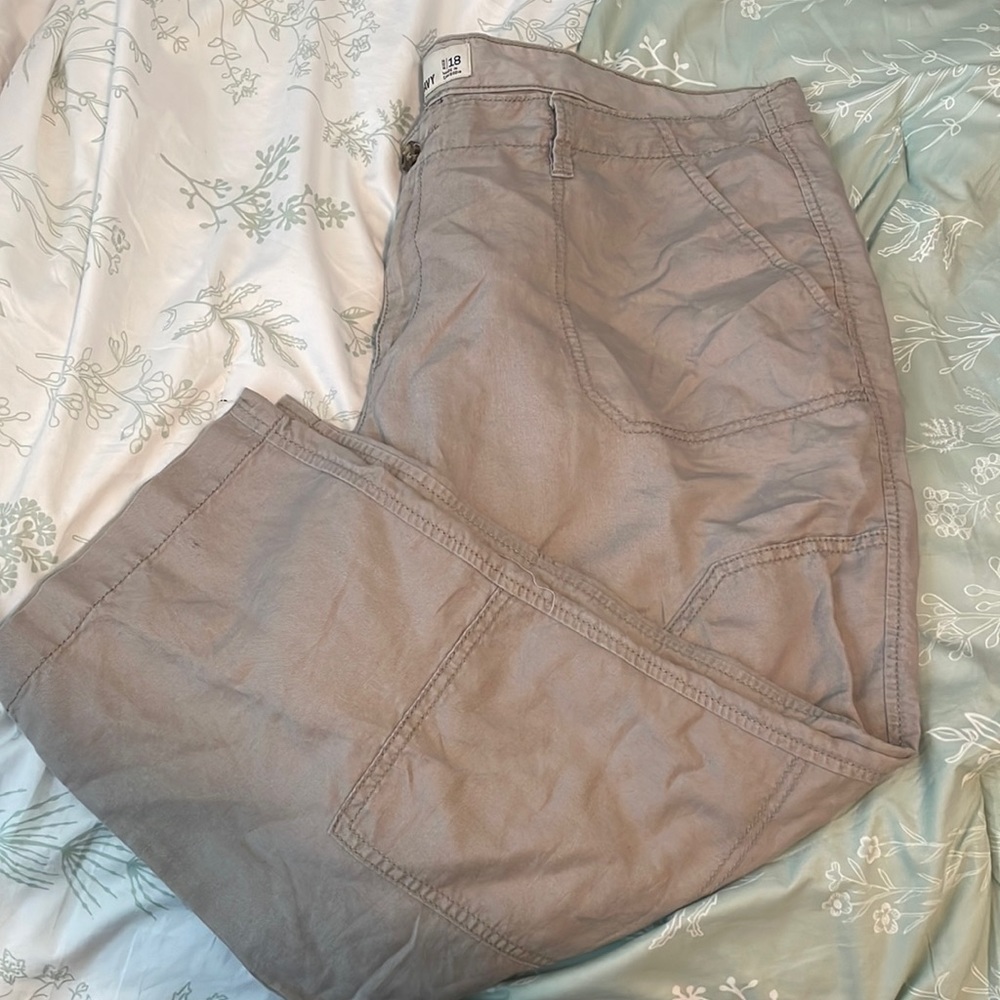 Old Navy- Khaki Capris // SZ 18